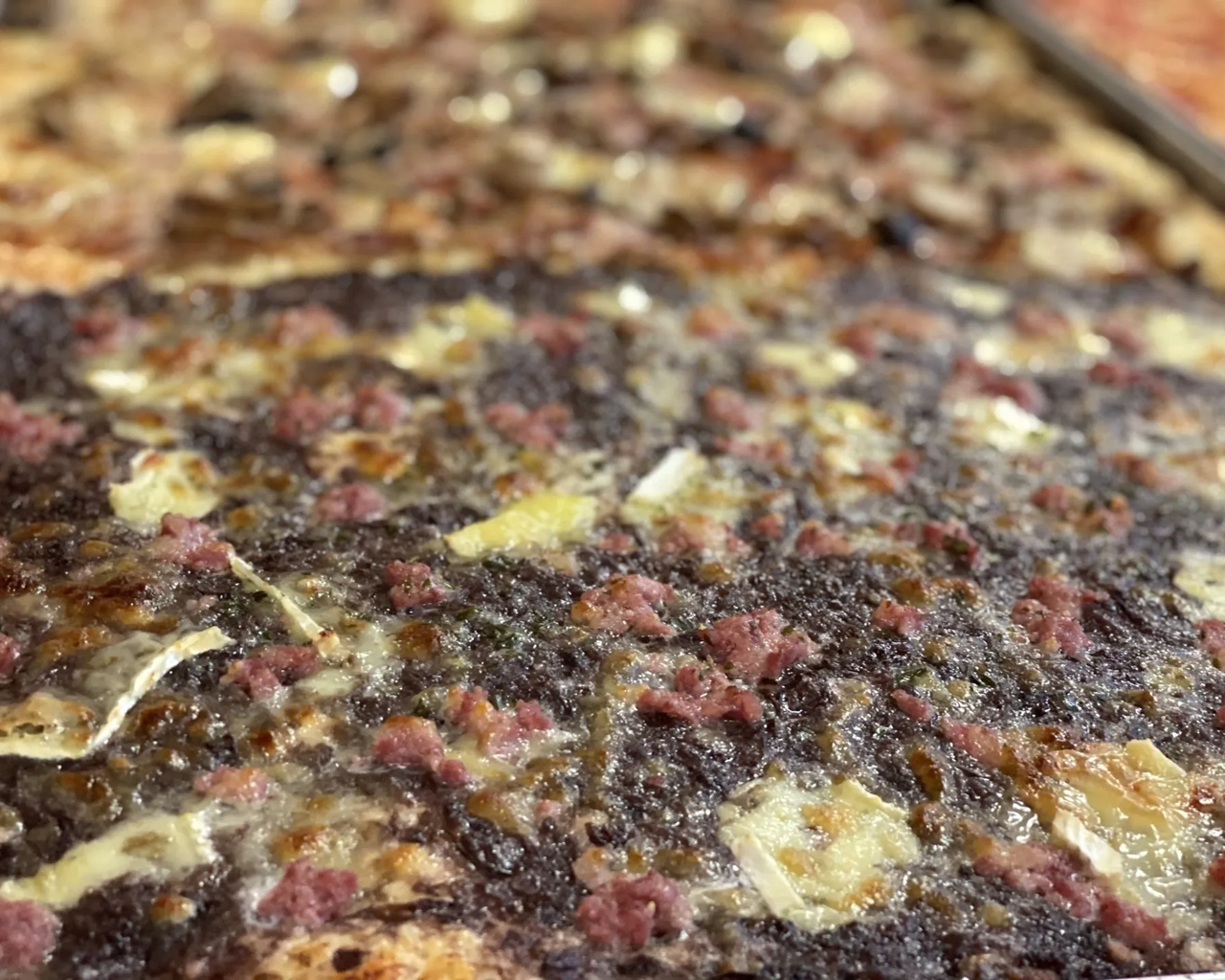 Pizza salsiccia, brie e crema di radicchio