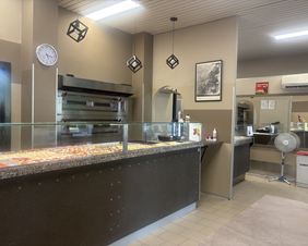 Sala interna con forno e banco cassa della Pizzeria Da Alex