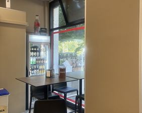 Sala interna della Pizzeria Da Alex con tavolo