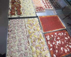 Banco delle pizze con assortimento di pizze al taglio Da Alex