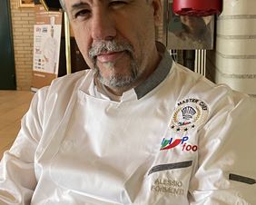 Alessio Formenti con camice Nip Food e titolo Master Chef