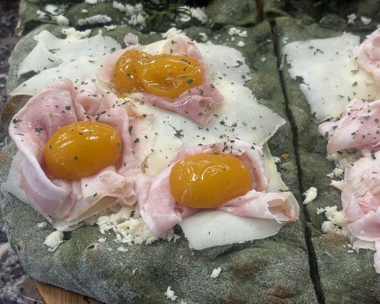 Pizze in pala con farciture speciali alla Pizzeria Da Alex