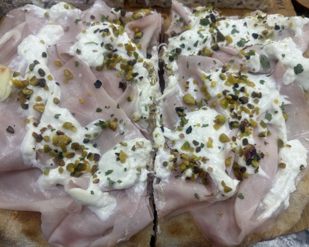 Pizza in pala prosciutto stracciatella e pistacchio da Alex