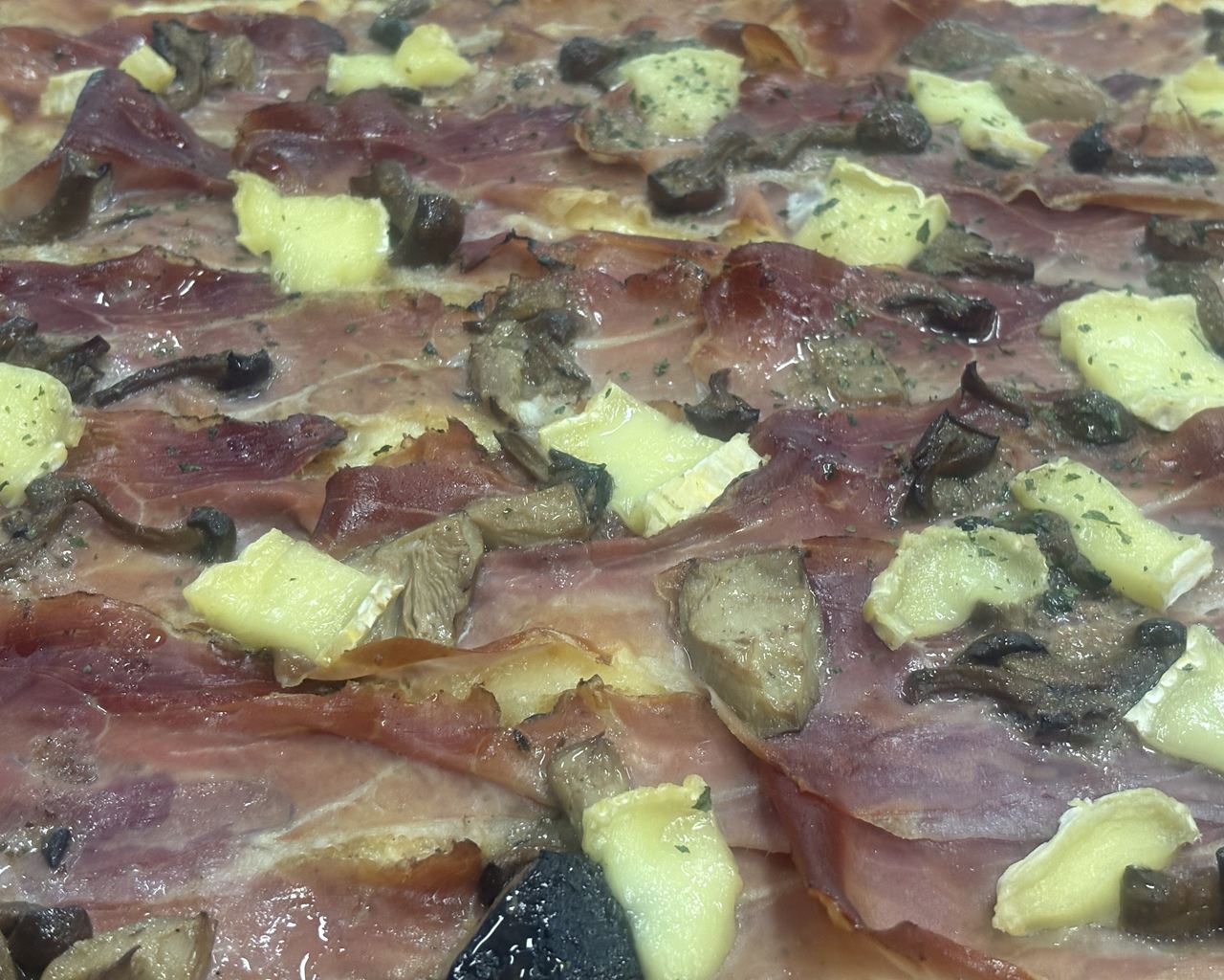 Pizza bianca in pala dalla Pizzeria Da Alex