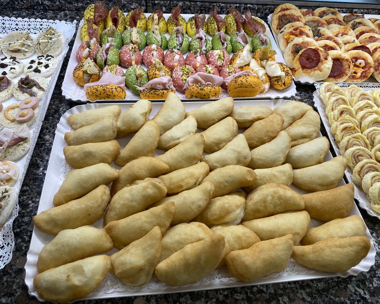 Panzerotti in esposizione Pizzeria al Taglio da Alex