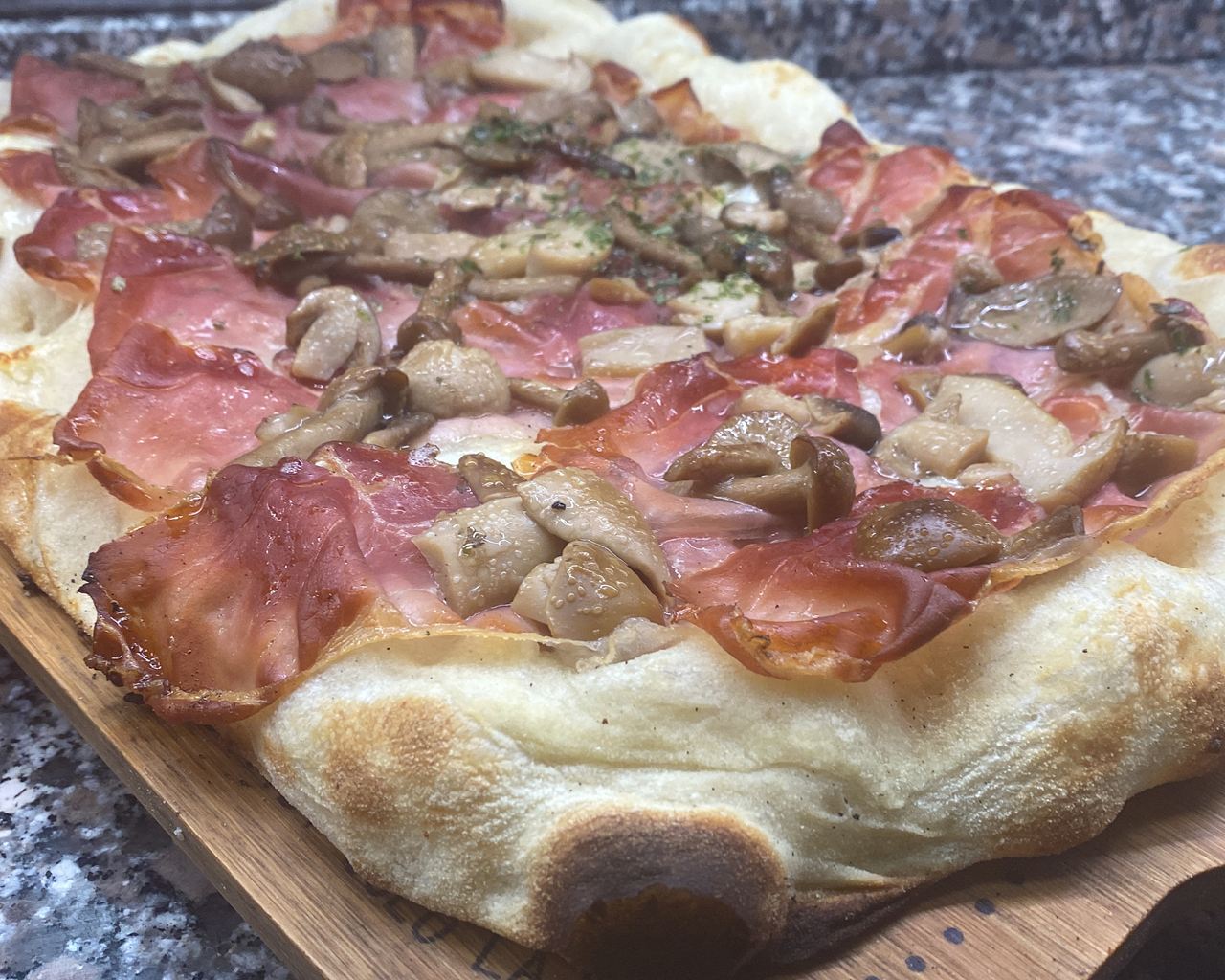 Pizza in pala alla Pizzeria Da Alex