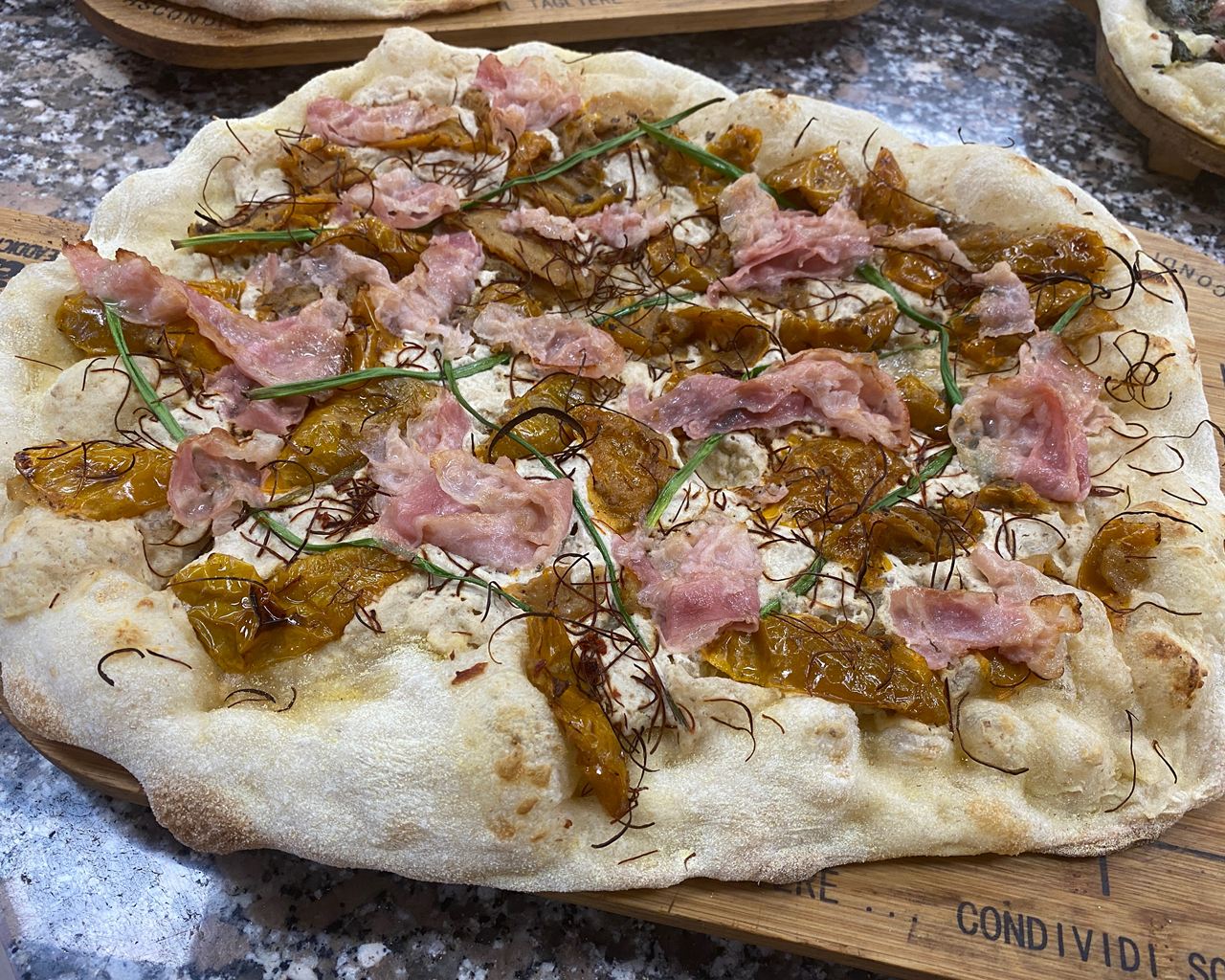 Pizza in pala dal gusto autentico da Pizzeria Da Alex