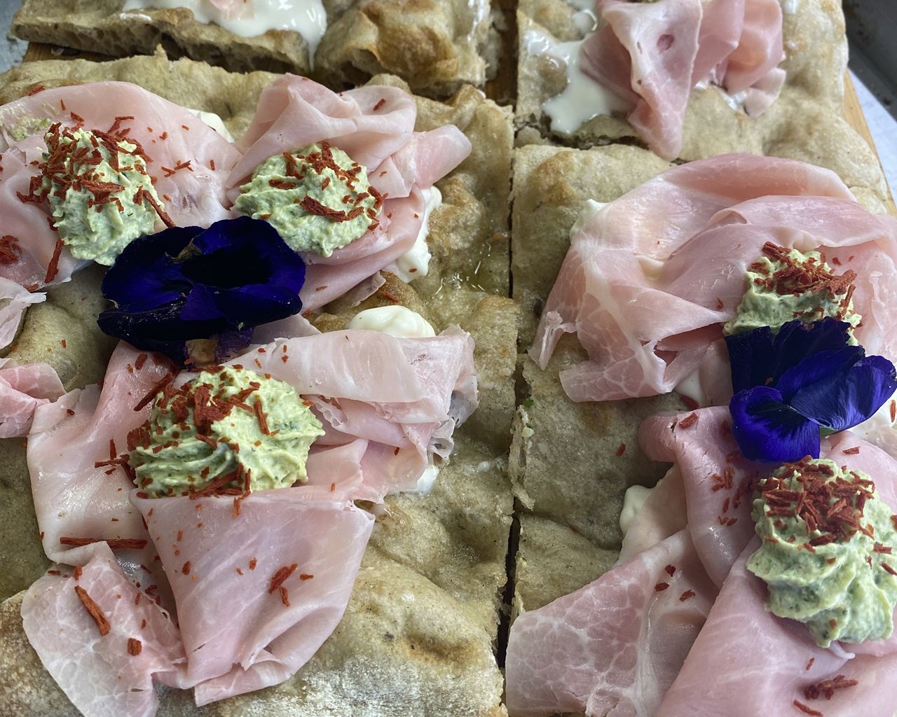 Pizza in pala fresca e invitante alla Pizzeria al Taglio Da Alex di Verona