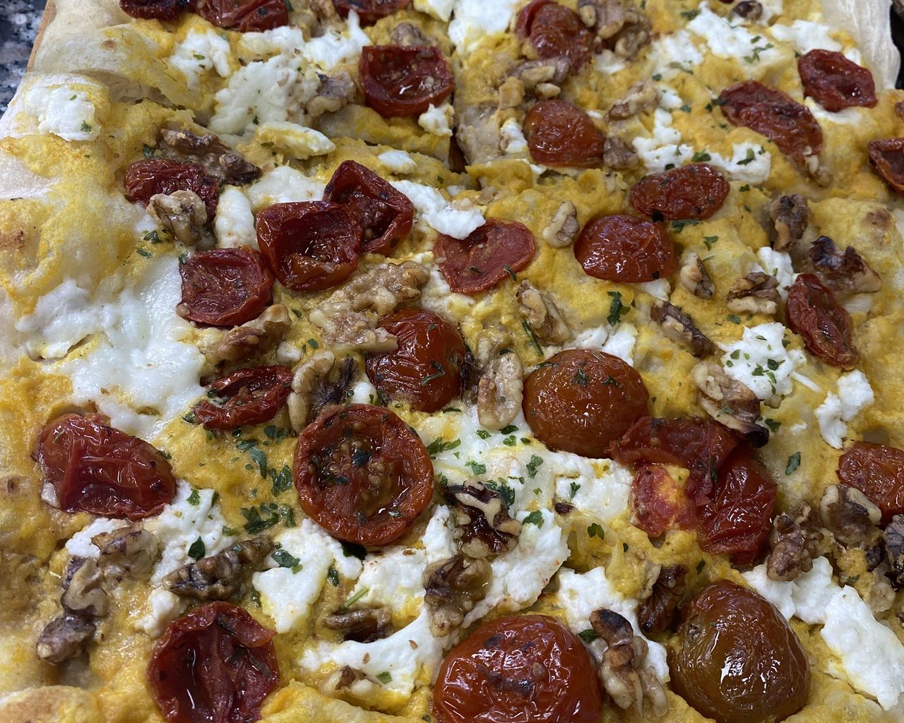 Pizza in pala con farciture selezionate servita da Alex a Verona