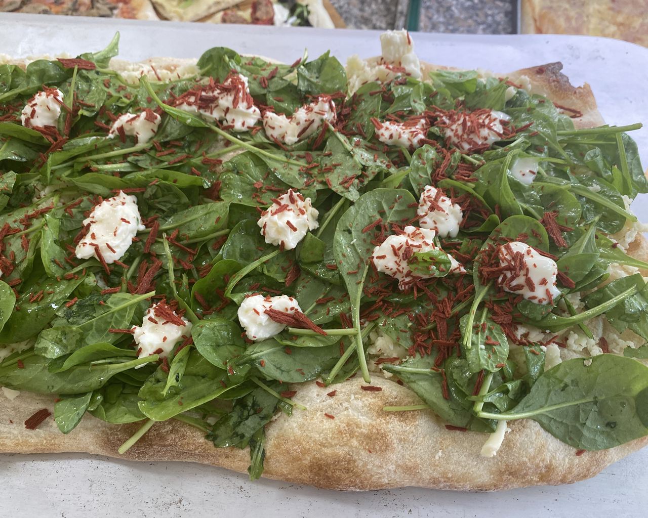 Pizza in pala ideale per ogni occasione da Pizzeria Da Alex a Verona