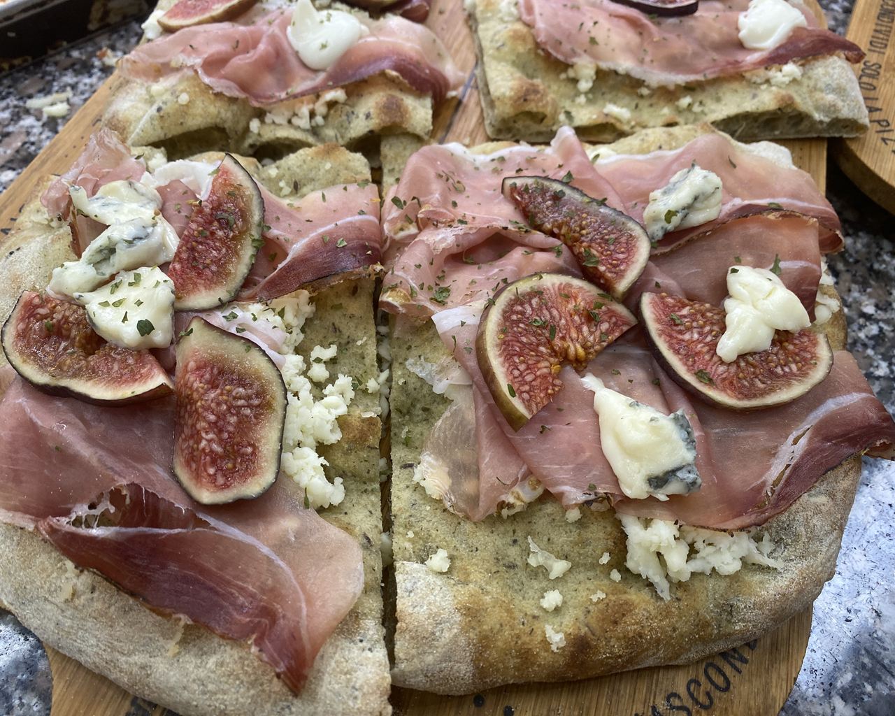 Pizza in pala dal sapore autentico da Pizzeria Da Alex