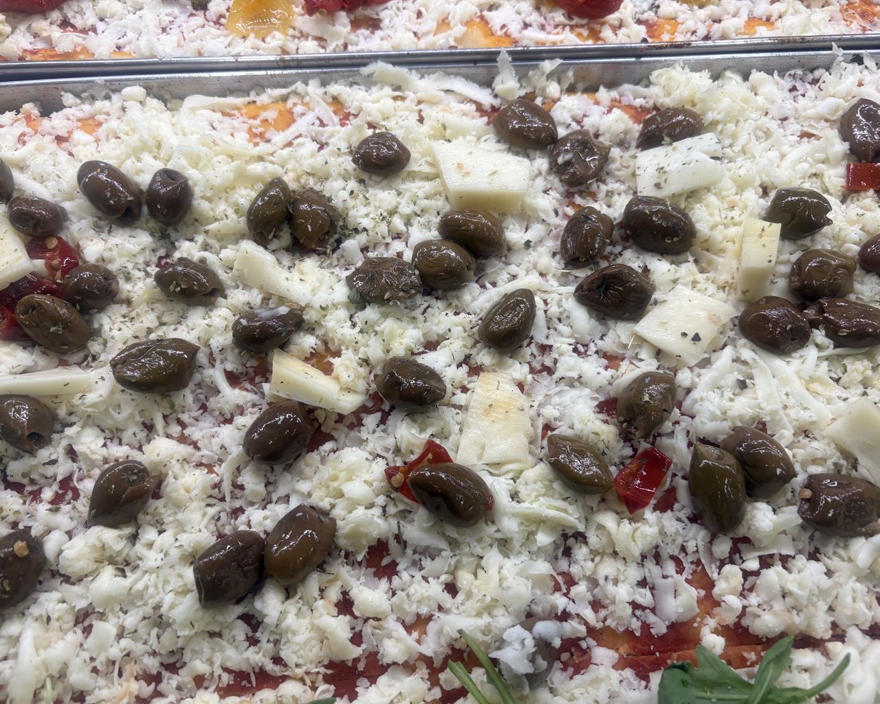 Pizza olive e taleggio
