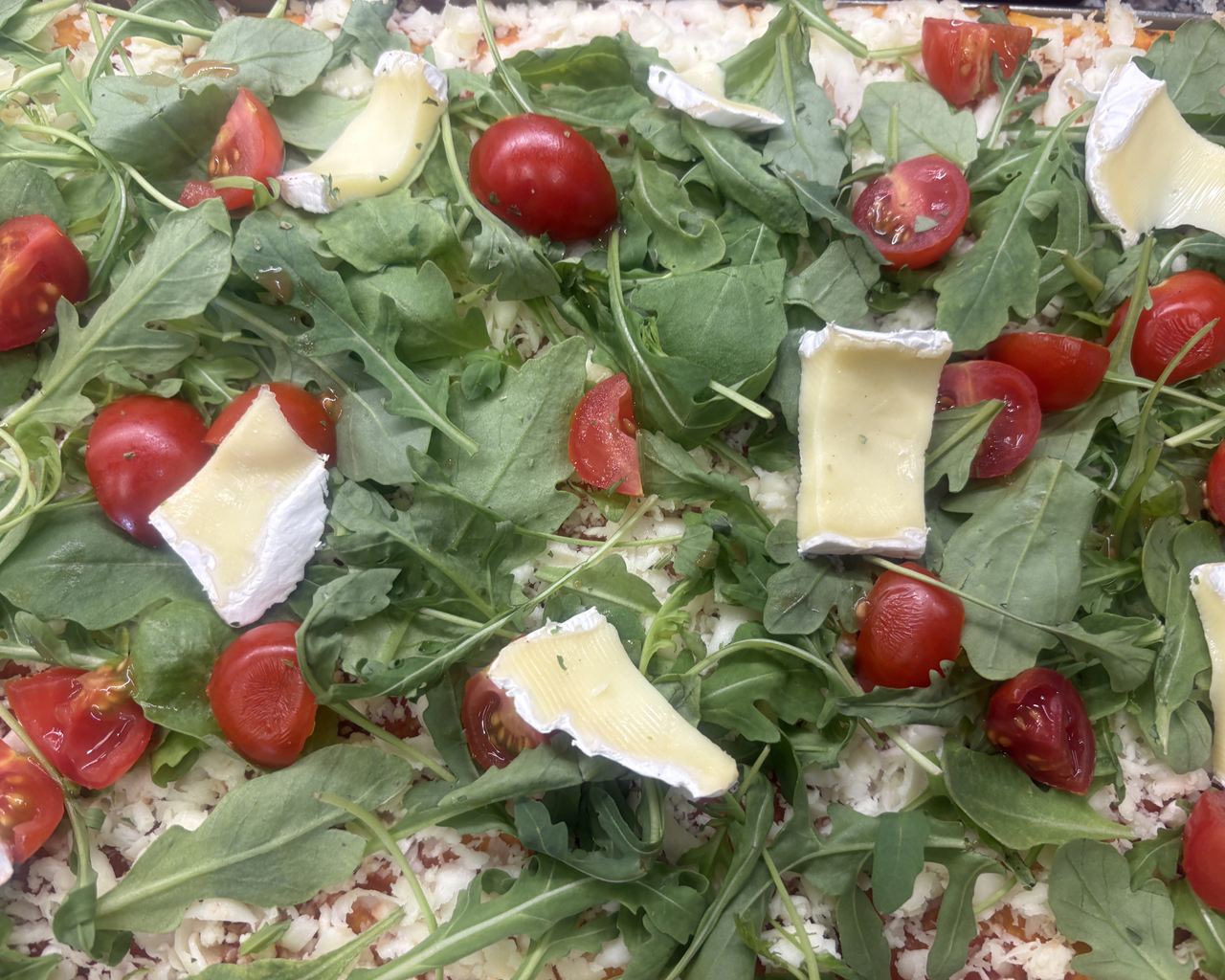 Pizza brie pomodorini e rucola