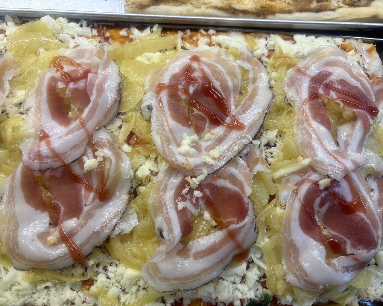 Pizza pancetta e cipolle caramellate