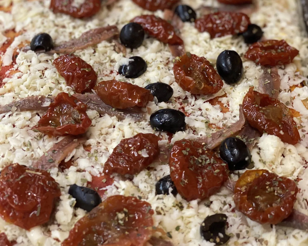 Pizza acciughe, olive e pomodorini